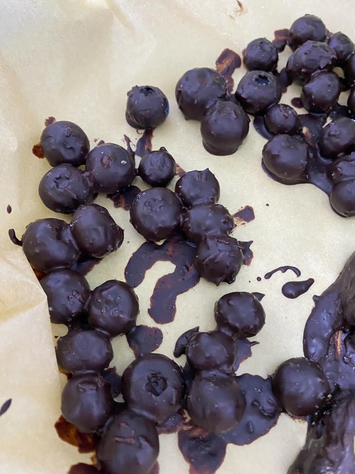 Keto Dark Chocolate Blueberry Clusters